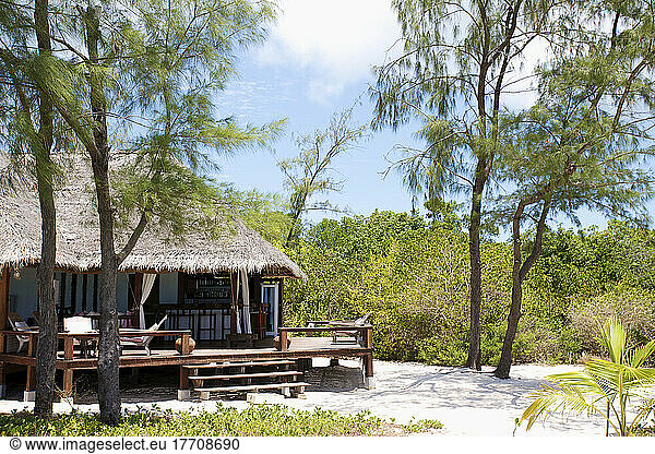 Eine Behausung mit Strohdach auf dem weißen Sand; Insel Vamizi  Mosambik