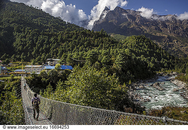 Eine Brücke auf dem Weg zum Mount Everest Base Camp in Nepal.