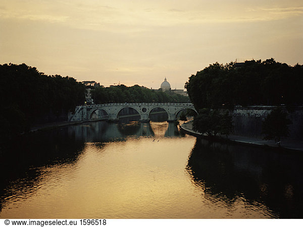 Eine Brücke und die Kirche St Peters in Roma.