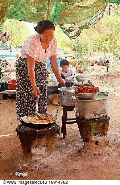 Eine burmesische Frau kocht über einem offenen Feuer in der Nähe des Lawkananda-Tempels in New Bagan  Bagan  Myanmar