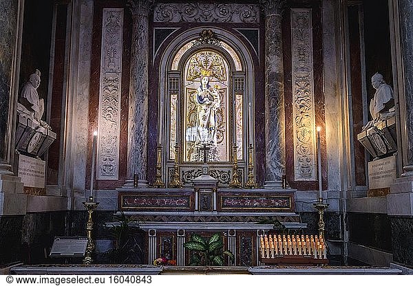 Eine der Seitenkapellen der Kathedrale Mariä Himmelfahrt in Palermo  der Hauptstadt der autonomen Region Sizilien  Italien.