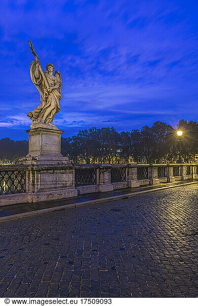 Eine Engelsstatue auf der Brücke Ponte Sant'Angelo  in der Abenddämmerung