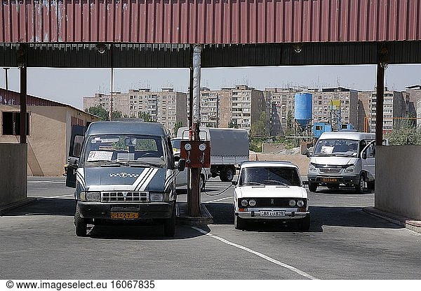 Eine Erdgastankstelle in Eriwan. Viele Fahrzeuge in Armenien fahren mit Erdgas anstelle von Benzin und Diesel. Foto: Andr? Maslennikov.