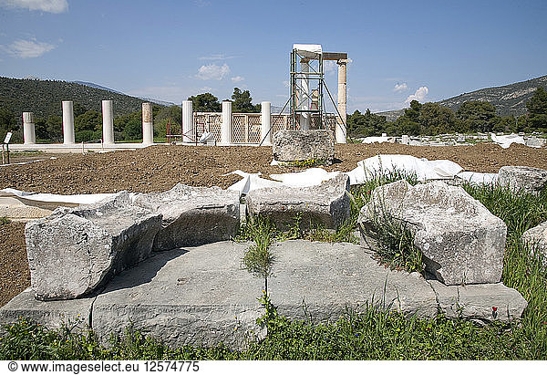 Eine Exedra in Epidauros  Griechenland. Künstler: Samuel Magal
