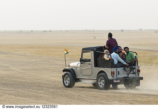 Eine Familie fährt auf dem Rücksitz eines Wohnmobils und erkundet die Sam-Sanddünen; Damodara,  Rajasthan,  Indien