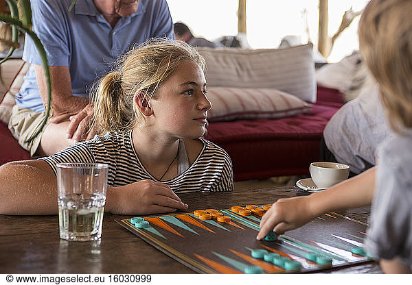 Eine Familie im Urlaub  Leute spielen Backgammon in einem Zeltlager in einem Wildreservat.