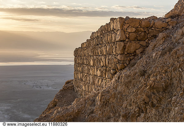 Eine Felswand entlang einer Klippe mit Blick auf die Judäische Wüste; Süddistrikt  Israel'.