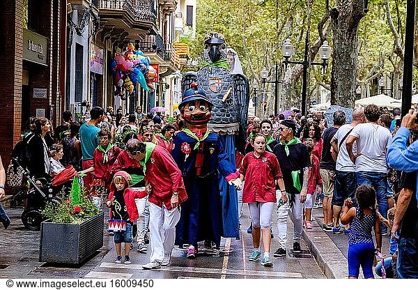 Eine Fiesta auf der Rambla del Poblenou  Barcelona  Katalonien  Spanien.