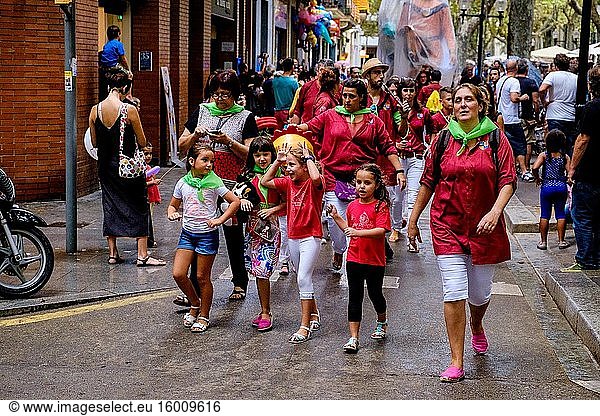 Eine Fiesta auf der Rambla del Poblenou  Barcelona  Katalonien  Spanien.