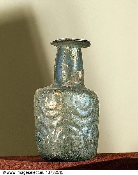 Eine Flasche aus irisierendem Glas. Die Flasche ist mit spiralförmigen Mustern verziert. Islamisch. 7. bis 8. Jahrhundert. Syrien.