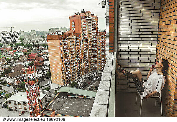 Eine Frau auf dem Balkon  nachdem Belgien eine Abriegelung verhängt hatte  um die Ausbreitung des Coronavirus einzudämmen