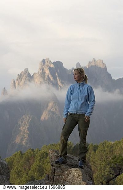 Eine Frau auf einem Berg auf Korsika.