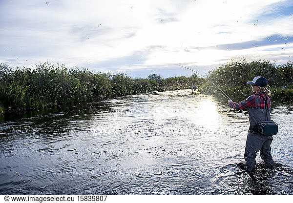 Eine Frau beim Angeln während des Lukens des Braunen Drachens  Silver Creek River Idaho