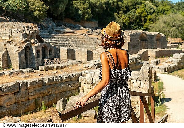 Eine Frau besichtigt die archäologischen Ruinen des Butrint oder Butrinto Nationalparks in Albanien