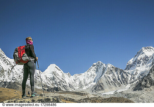 Eine Frau blickt auf einen Bergkessel in der Everest-Region