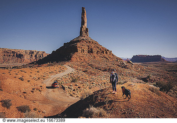 Eine Frau mit einem Kind und einem Hund steht auf einem Hügel  Tal der Götter