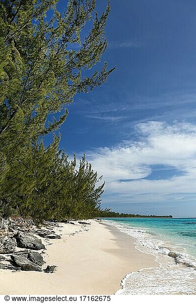 Eine Frau spaziert am Strand in der Nähe des Orange Creek auf Cat Island  Bahamas.