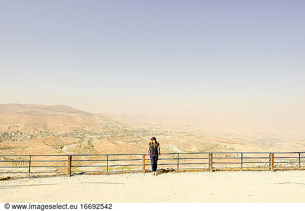 Eine Frau steht an einem Geländer in der Burg Kerak  Jordanien