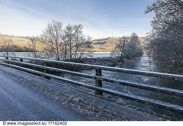 Eine frostige Szene an der Halfpenny Bridge über den Fluss Exe im Exe-Tal bei Bampton  Devon  England.