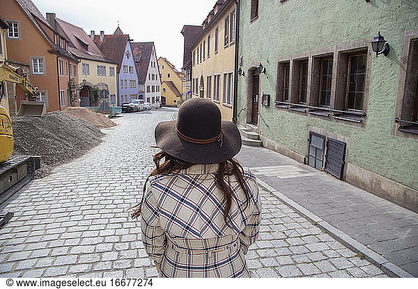 Eine geheimnisvolle Frau auf einer mittelalterlichen Straße in Deutschland