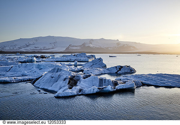 Eine Gletscherlagune bei Sonnenuntergang; Island