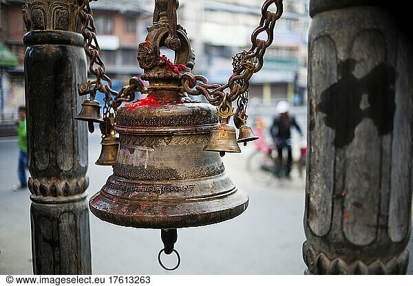 Eine Glocke schmückt einen hinduistischen Schrein.