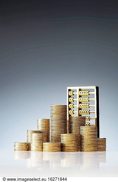Eine große Anzahl von Goldmünzen und Abakus