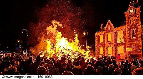 Eine große Menschenmenge beim Hogmanay-Feuer  das jedes Jahr am 31. Dezember zur Feier des neuen Jahres in der schottischen Stadt Biggar entzündet wird.
