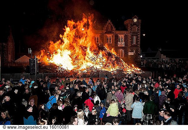 Eine große Menschenmenge beim Hogmanay-Feuer  das jedes Jahr am 31. Dezember zur Feier des neuen Jahres in der schottischen Stadt Biggar entzündet wird.