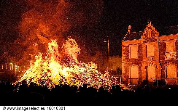 Eine große Menschenmenge beim Hogmanay-Feuer  das jedes Jahr am 31. Dezember zur Feier des neuen Jahres in der schottischen Stadt Biggar entzündet wird.