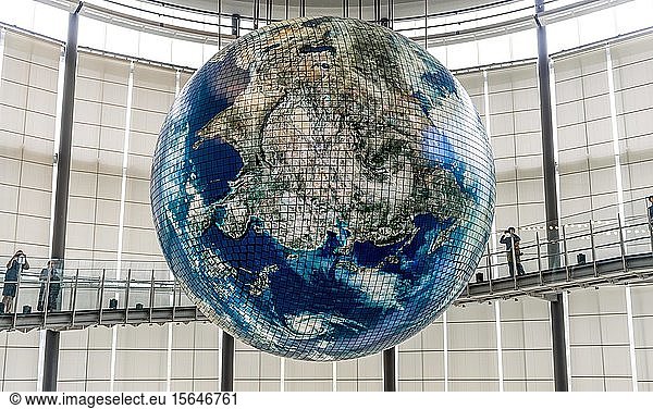 Eine große Weltkugel hängt von der Decke  Nationales Museum für aufkommende Wissenschaft und Innovation  Miraikan  Tokio  Japan  Asien