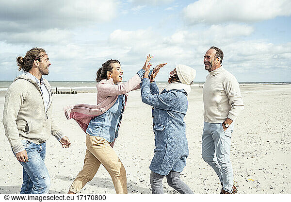 Eine Gruppe erwachsener Freunde verbringt Zeit am Strand