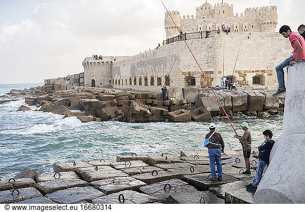 Eine Gruppe von Fischern vor der Küste von Alexandria  Ägypten
