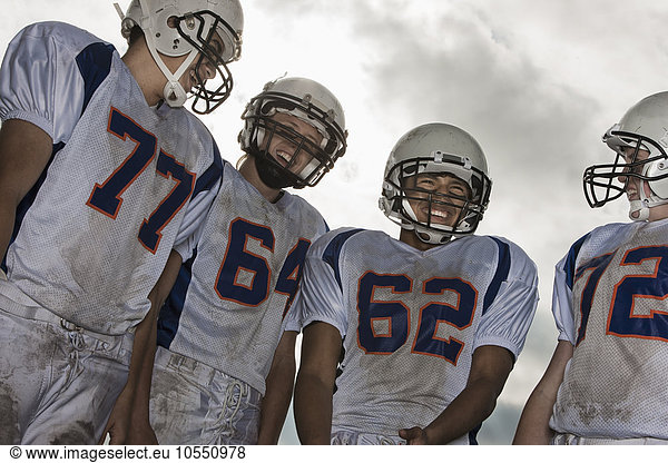 Eine Gruppe von Fussballspielern  Mitgliedern eines Kaders  Jugendlichen in Sportuniform und mit Schutzhelmen  Kopf und Schultern.
