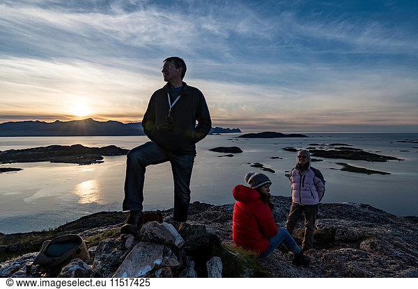 Eine Gruppe von Menschen besteigt im Herbst einen Gipfel auf der Insel Kvaloya  Arktis Norwegen