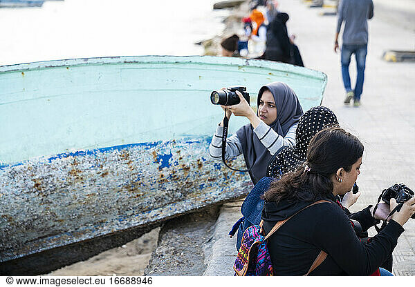 Eine Gruppe von muslimischen Fotografinnen