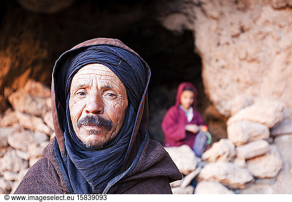 Eine Höhle  die als nächtlicher Unterschlupf für Ziegen und Schafe im Anti-Atlas-Gebirge in Marokko  Nordafrika  mit dem Berberhirten und seinem Sohn genutzt wurde.