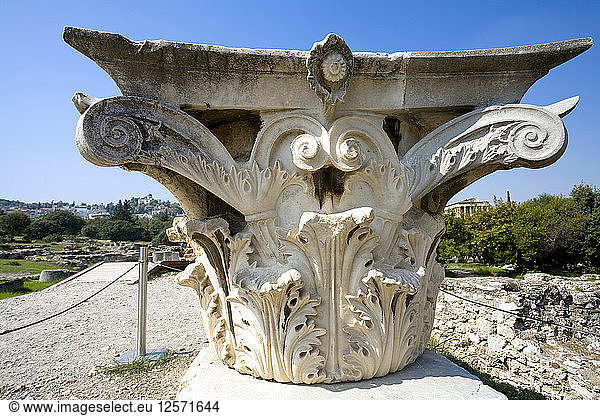 Eine Hauptstadt in der griechischen Agora von Athen  Griechenland. Künstler: Samuel Magal