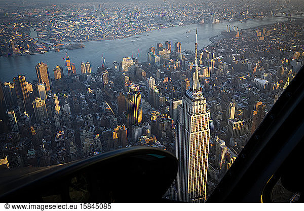 Eine Hubschrauber-Luftaufnahme des Empire State Building in New York.
