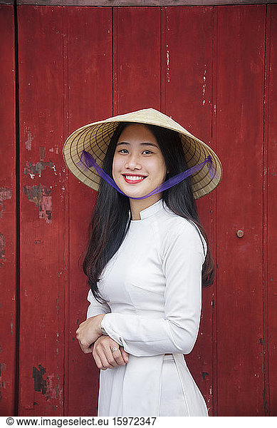 Eine junge Vietnamesin in traditioneller Kleidung am westlichen Tor zur Verbotenen Violetten Stadt  Farbton  Vietnam  Indochina  Südostasien  Asien