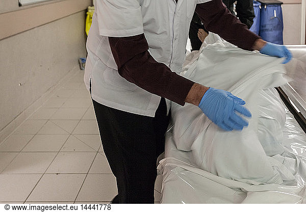Eine Leiche in einer Leichenhalle in einem Krankenhaus  PACA  FRANKREICH