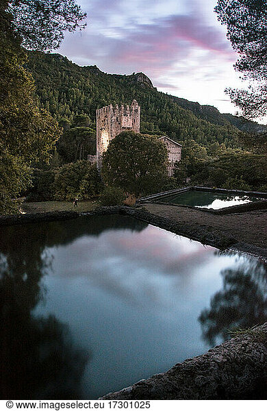 Eine mittelalterliche Burg in der Mitte eines Tals