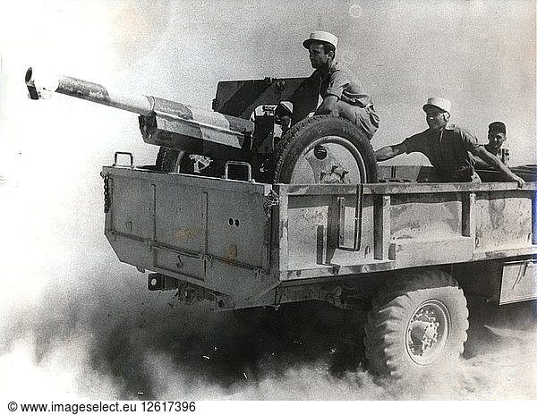 Eine 75-mm-Batterie der französischen Fremdenlegion  Libyen  Zweiter Weltkrieg  Juni 1942. Künstler: Unbekannt