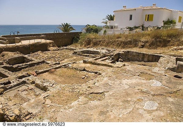 Eine moderne Wohnung übersehen die römischen Ruinen (die Ruinas Romanas da Luz) in Luz in Lagos  Algarve  Portugal  Europa