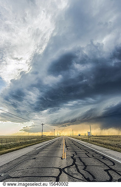 Eine niederschlagsarme Superzelle überquert einen leeren Highway in der Nähe von Roswell  New Mexico; Rowell  New Mexico  Vereinigte Staaten von Amerika