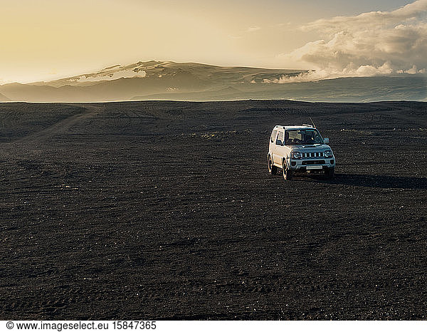 Eine Off-Road-Route durch Schotterstraßen mit dramatischem Himmel in Island