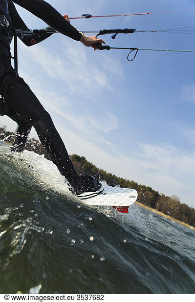Eine Person Kite-Surfen  Schweden