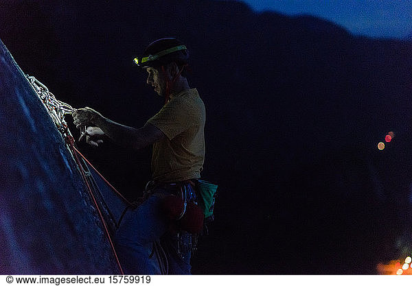 Eine Person klettert nachts mit Helm und Scheinwerfer  Squamish  Britisch-Kolumbien  Kanada