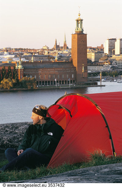 Eine Person mit einem Zelt in Stockholm  Schweden