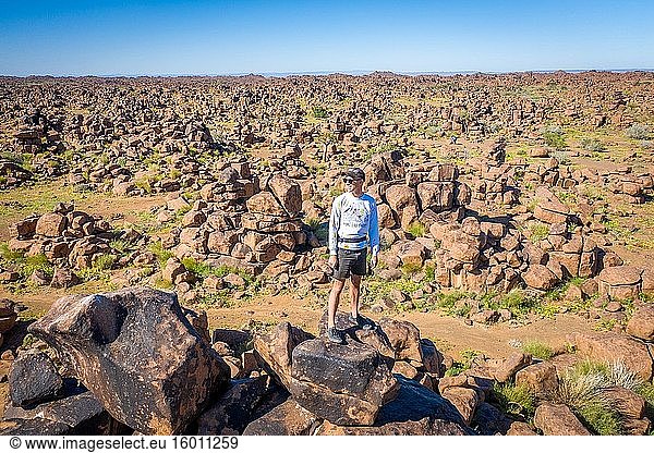 Eine Person steht auf den Felsen des Giant's Playground  Keetmanshoop  Namibia.